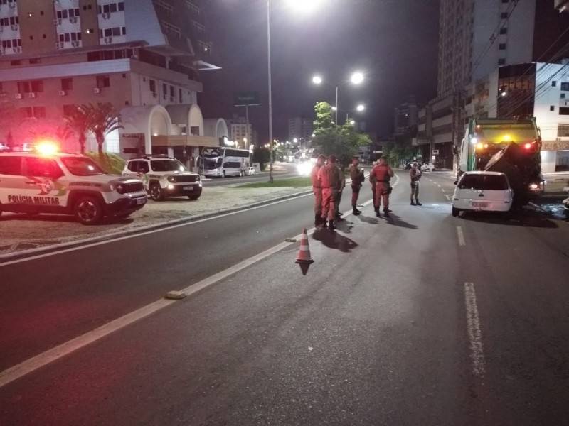 Motorista colide em caminhão da coleta de lixo na avenida Centenário — foto 2