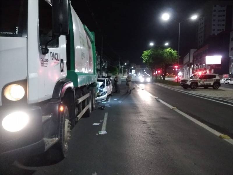 Motorista colide em caminhão da coleta de lixo na avenida Centenário — foto 6