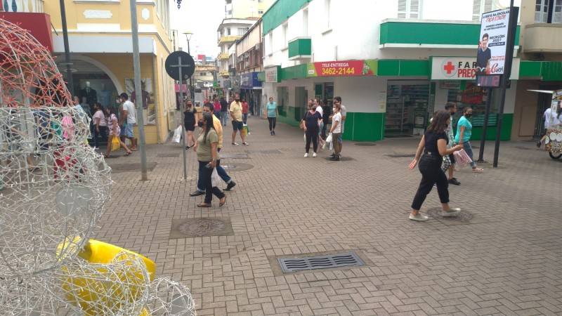 Praça Nereu Ramos movimentada neste sábado para compras de Natal e vacinação — foto 2