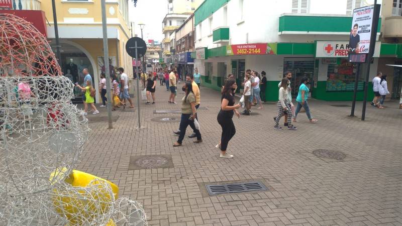 Praça Nereu Ramos movimentada neste sábado para compras de Natal e vacinação — foto 6