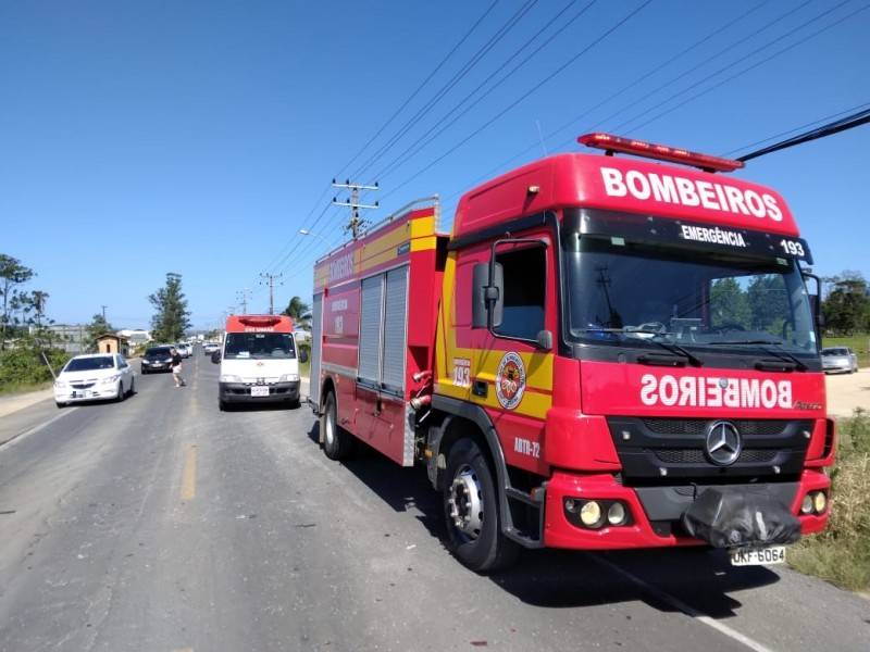 Colisão traseira deixa duas pessoas feridas na SC-443 — foto 1