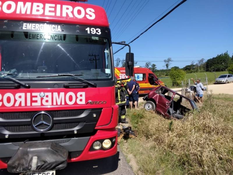 Colisão traseira deixa duas pessoas feridas na SC-443 — foto 2