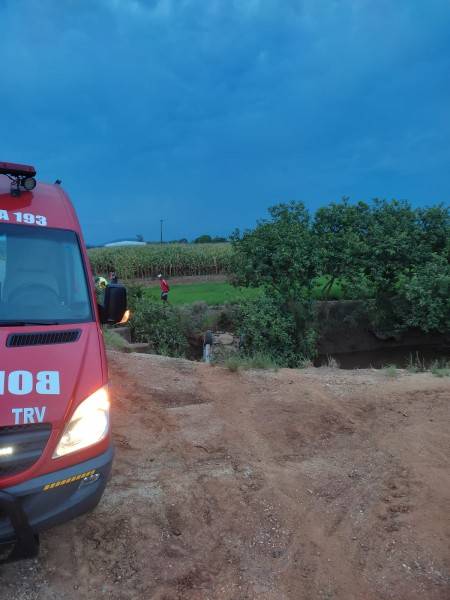 Carro sai da pista, capota e cai dentro de rio em Meleiro — foto 1