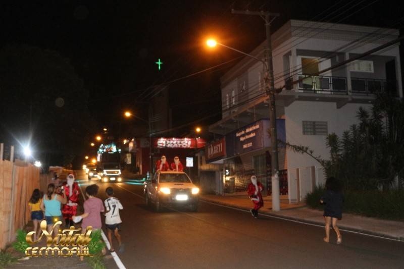 Caminhão de Natal Cermoful encanta famílias com música e animação — foto 1