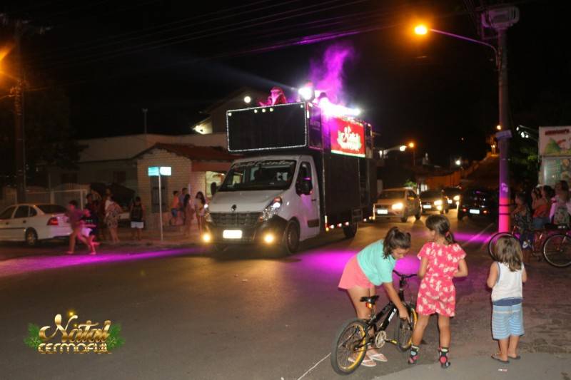 Caminhão de Natal Cermoful encanta famílias com música e animação — foto 2