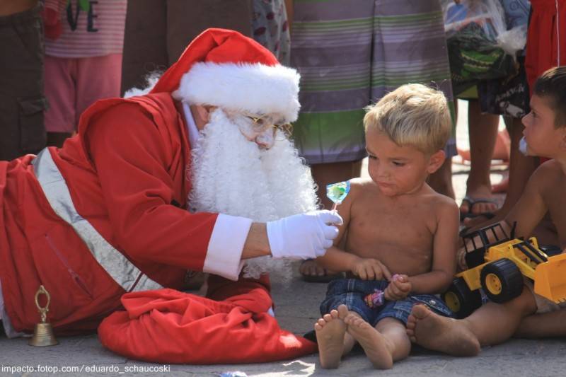 Campanha Natal Mais Solidário distribui brinquedos no bairro Renascer em Criciúma — foto 1