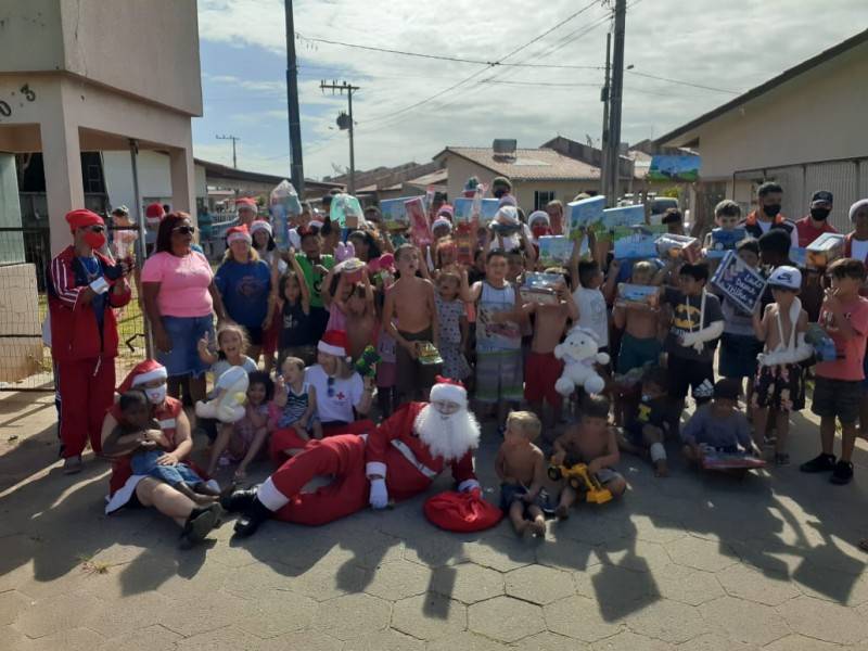 Campanha Natal Mais Solidário distribui brinquedos no bairro Renascer em Criciúma — foto 2