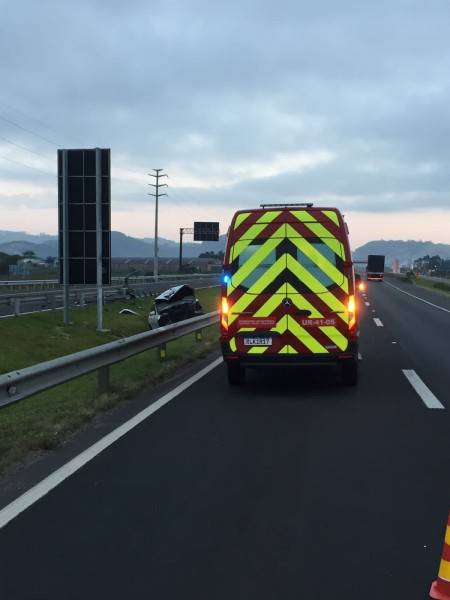 Saída de pista seguida de colisão em guard rail é registrada na BR-101 — foto 1