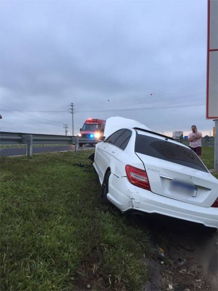 Saída de pista seguida de colisão em guard rail é registrada na BR-101 — foto 2