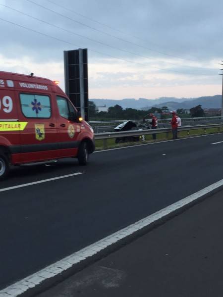 Saída de pista seguida de colisão em guard rail é registrada na BR-101 — foto 3