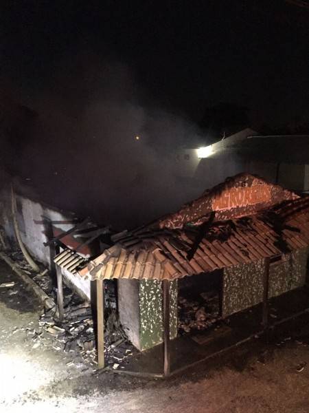 Bombeiros voluntários combatem fogo em estabelecimento — foto 1