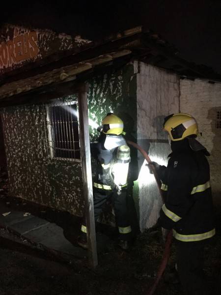 Bombeiros voluntários combatem fogo em estabelecimento — foto 4