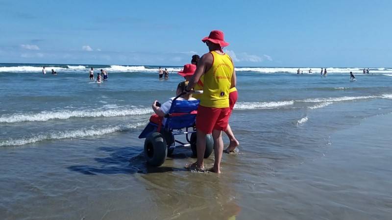 Projeto Orla Segura recebe seis cadeiras flutuantes para acesso ao mar — foto 1