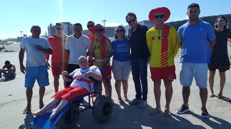 Projeto Orla Segura recebe seis cadeiras flutuantes para acesso ao mar — foto 2