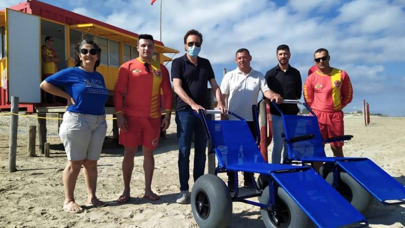 Projeto Orla Segura recebe seis cadeiras flutuantes para acesso ao mar — foto 3