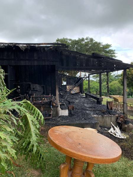 Bombeiros controlam incêndio em edícula em Sangão — foto 2