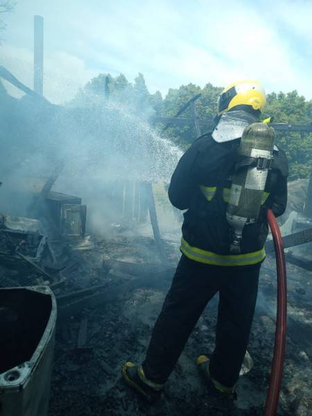 Bombeiros controlam incêndio em edícula em Sangão — foto 3