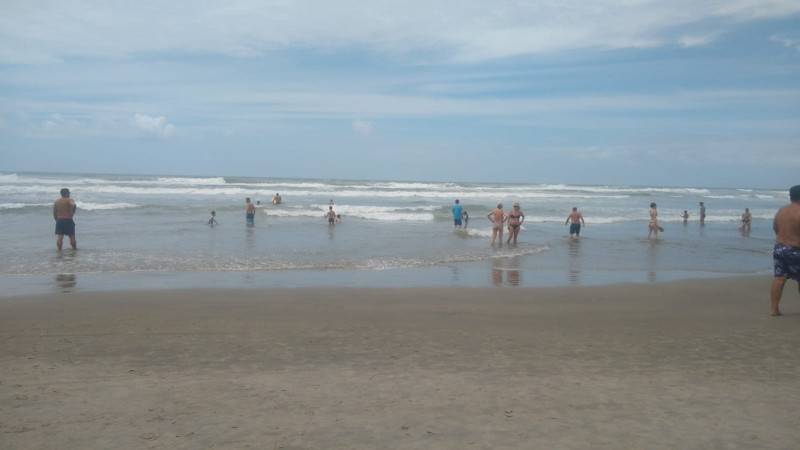 Beira-mar de Balneário Rincão movimentada neste domingo — foto 1