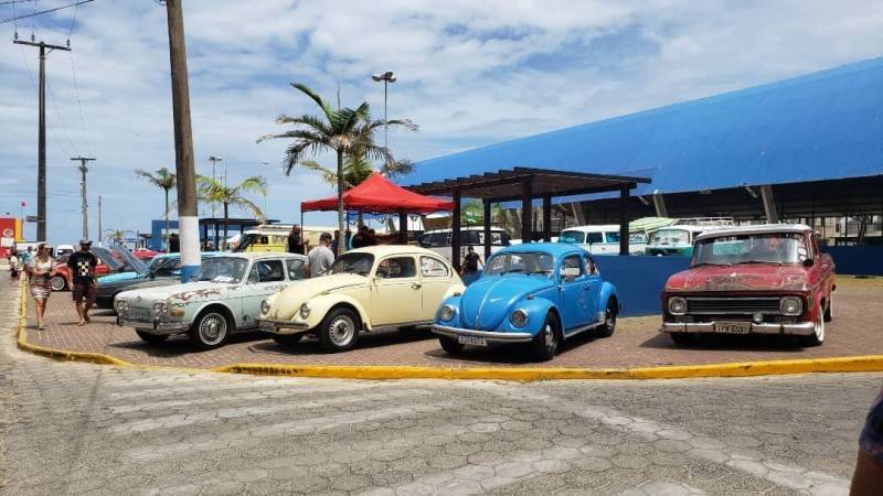Encontro reúne carros antigos e arrecada 145 quilos de alimentos — foto 2