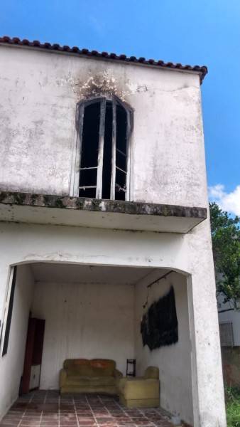 Homem tem 90% do corpo queimado em incêndio em residência — foto 1
