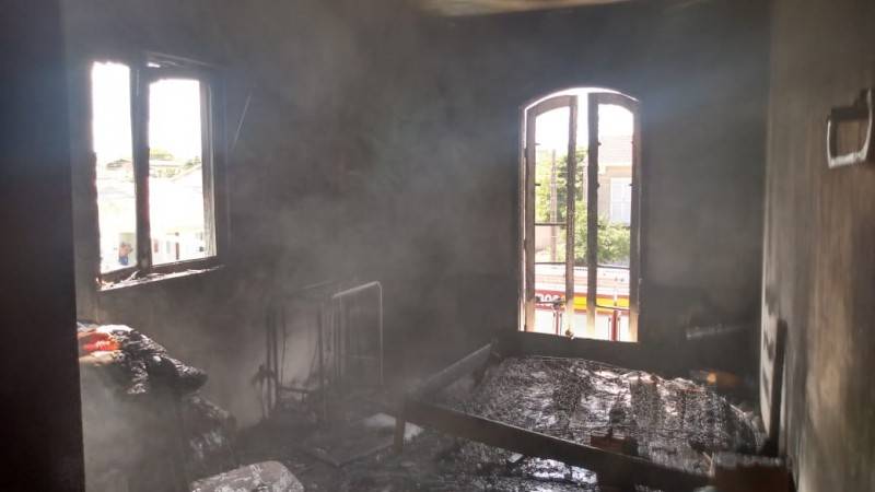 Homem tem 90% do corpo queimado em incêndio em residência — foto 3