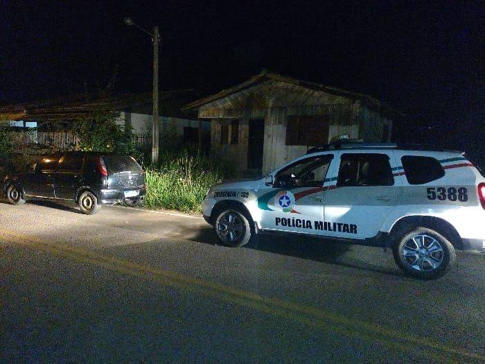 Corpo é encontrado em porta-malas de veículo abandonado em Içara — foto 1