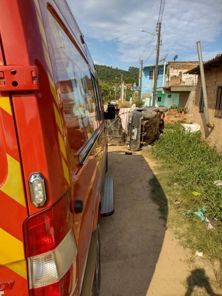 Saída de pista seguida de capotamento deixa condutora ferida — foto 1
