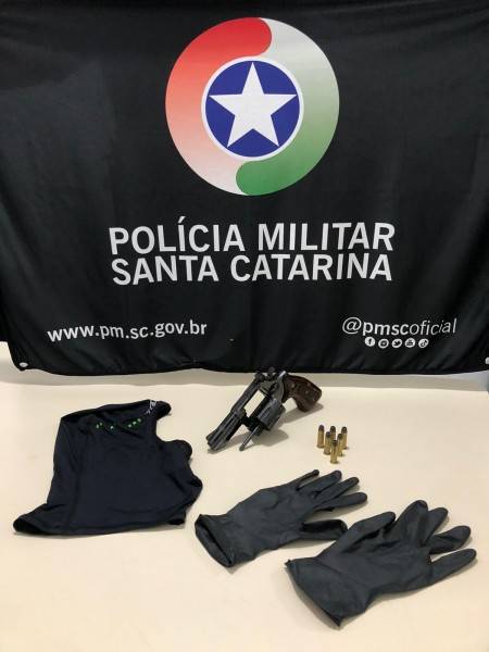 Dois são presos após serem flagrados armados com carro clonado — foto 1