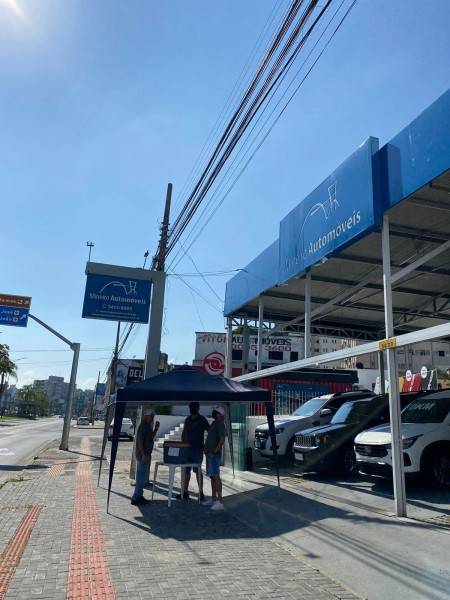 Em Criciúma, empresários distribuem água para pessoas na rua — foto 1