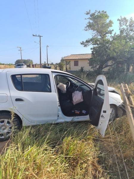 Veículo colide contra poste em Jaguaruna — foto 1