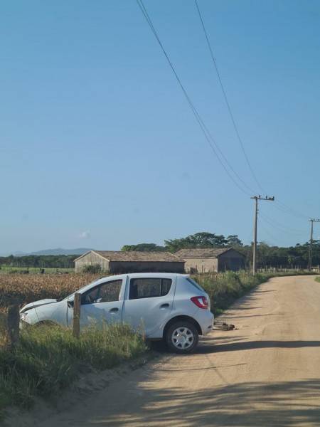 Veículo colide contra poste em Jaguaruna — foto 2