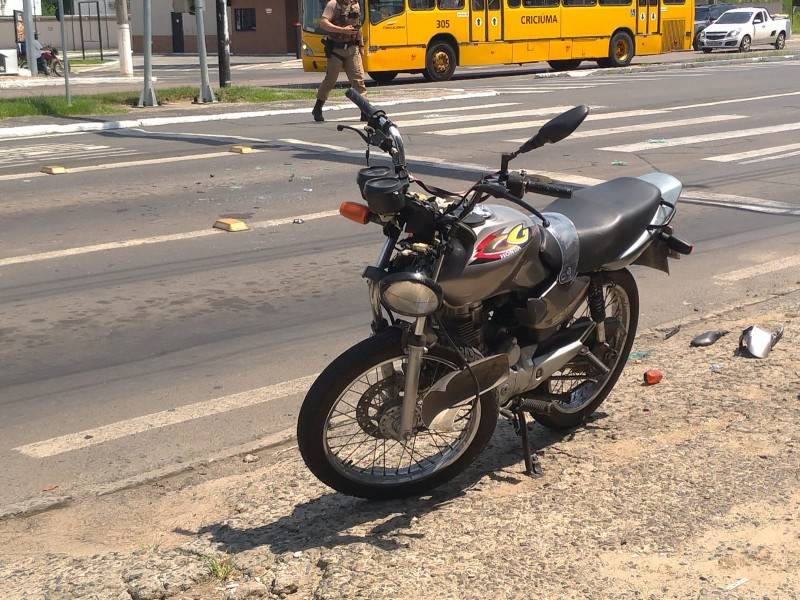 Duas pessoas ficam feridas em acidente na avenida Centenário — foto 1