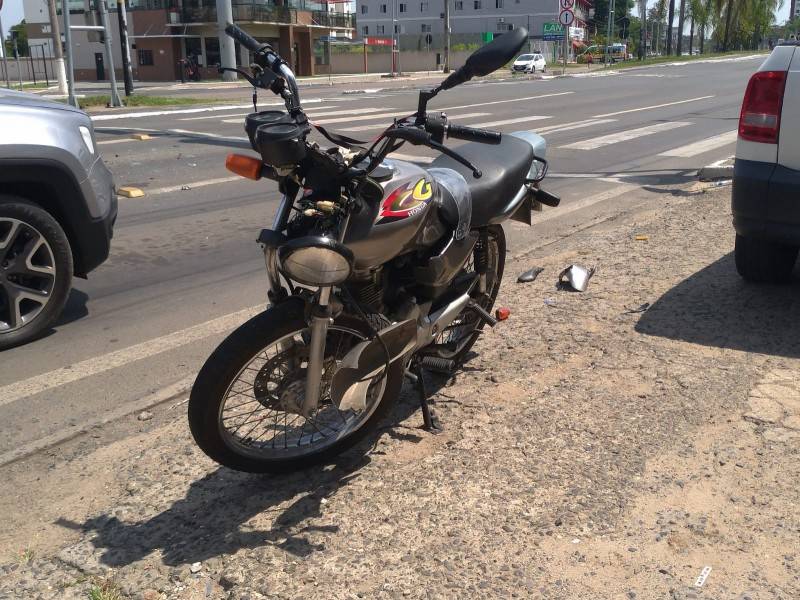 Duas pessoas ficam feridas em acidente na avenida Centenário — foto 2