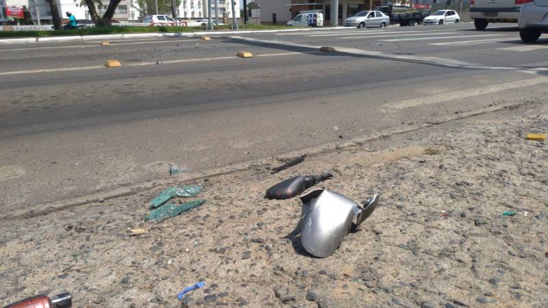 Duas pessoas ficam feridas em acidente na avenida Centenário — foto 6