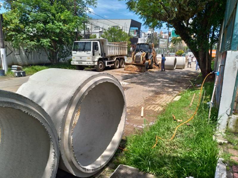 Obras de macrodrenagem alteram o trânsito na região central de Criciúma — foto 1
