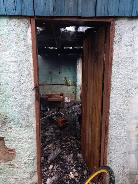 Após ser cobrado por aluguel atrasado, inquilino ateia fogo em casa de madeira — foto 1