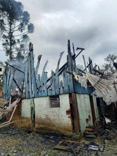 Após ser cobrado por aluguel atrasado, inquilino ateia fogo em casa de madeira — foto 2