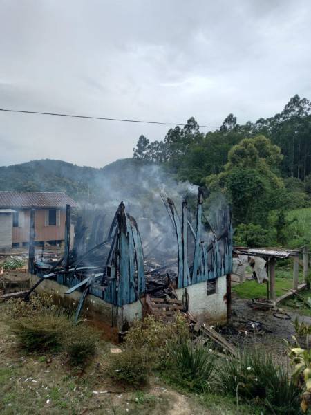 Após ser cobrado por aluguel atrasado, inquilino ateia fogo em casa de madeira — foto 5