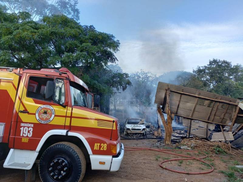 Incêndio destrói galpão, estufa, carro e moto em Sangão — foto 1