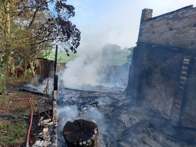 Incêndio destrói galpão, estufa, carro e moto em Sangão — foto 2