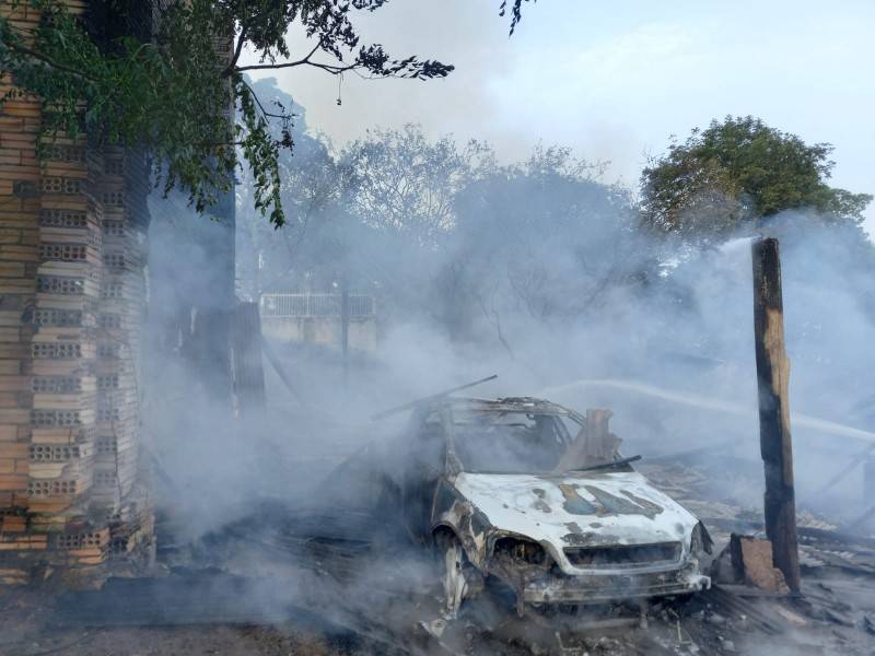 Incêndio destrói galpão, estufa, carro e moto em Sangão — foto 3