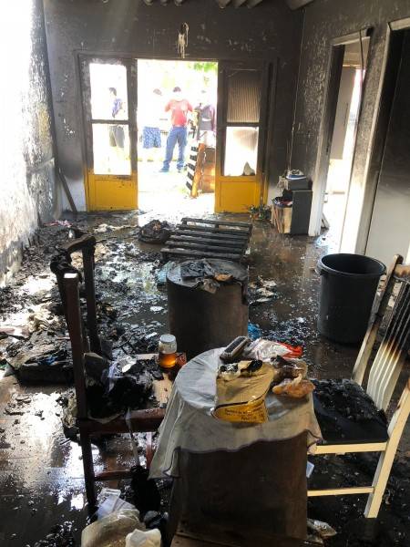Incêndio danifica casa de alvenaria em Balneário Arroio do Silva — foto 1