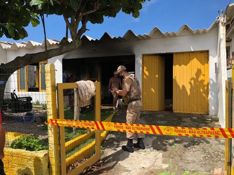 Incêndio danifica casa de alvenaria em Balneário Arroio do Silva — foto 2
