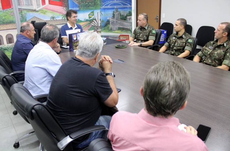 Hino Nacional Brasileiro continua sendo executado pelo 28º GAC nas escolas municipais de Criciúma — foto 1