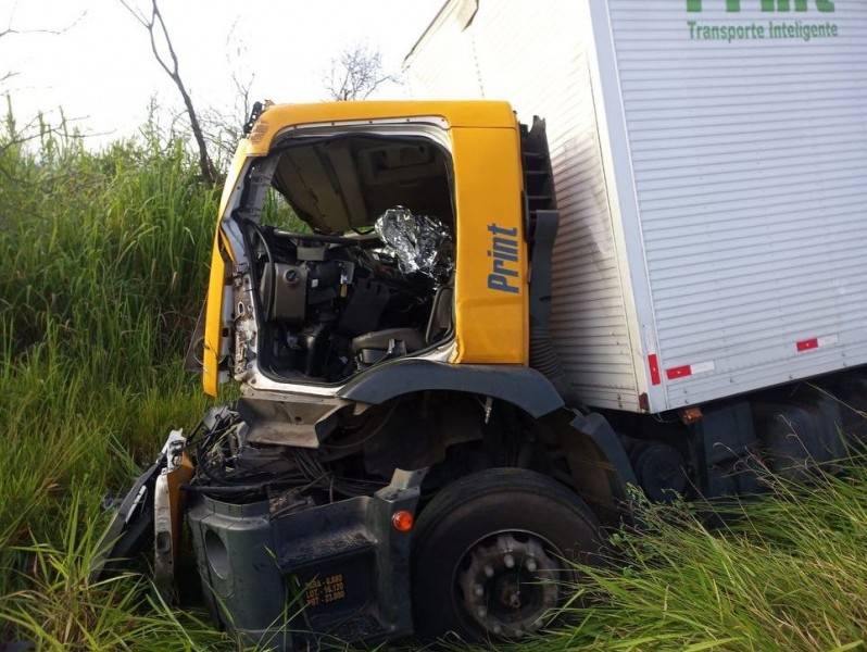 Caminhoneiro fica preso nas ferragens em acidente na BR-101 — foto 1