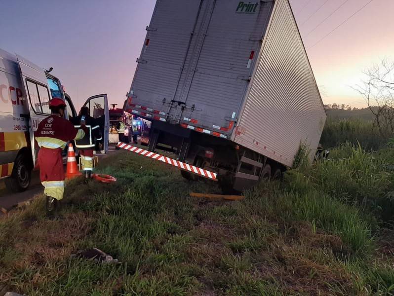 Caminhoneiro fica preso nas ferragens em acidente na BR-101 — foto 2