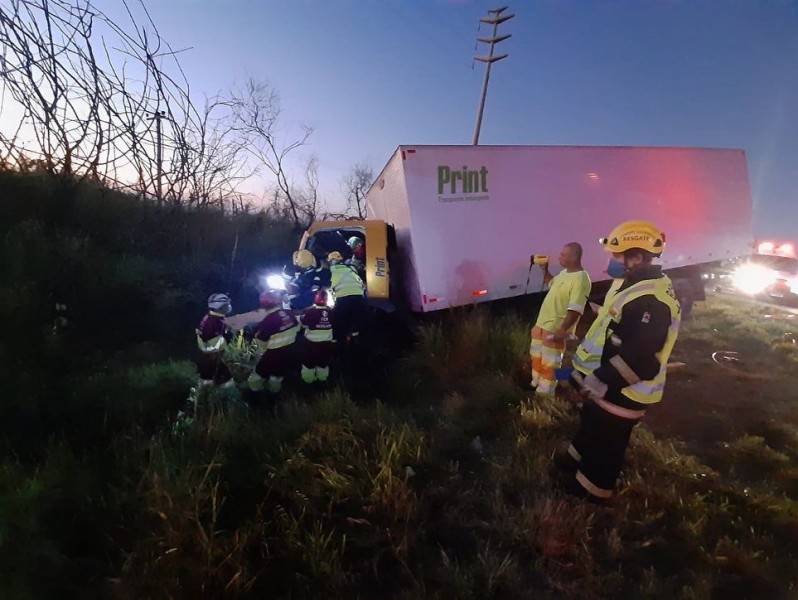 Caminhoneiro fica preso nas ferragens em acidente na BR-101 — foto 4