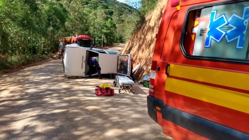 Tubarão: carro capota no bairro Sertão dos Mendes — foto 1
