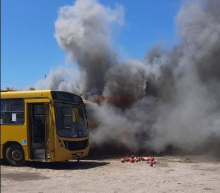 Ônibus do transporte coletivo é consumido pelo fogo em Laguna — foto 1