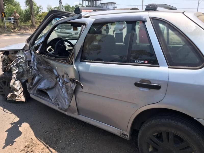Carro e caminhão colidem frontalmente e, com impacto, terceiro veículo é atingido na SC-108 — foto 1
